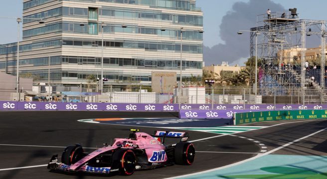 吉达赛道内就能惊见浓浓黑烟(路透社)