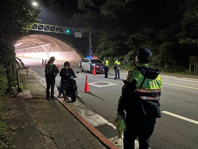 内湖警方在康乐隧道口等路段，加强执法取缔酒驾。(翻摄照片／林郁平台北传真）