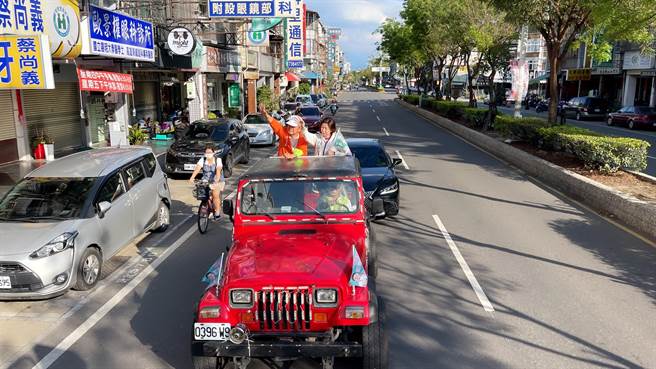 林静仪陪同车队扫街，立委庄瑞雄力拚屏东县长初选出线。(庄瑞雄提供)