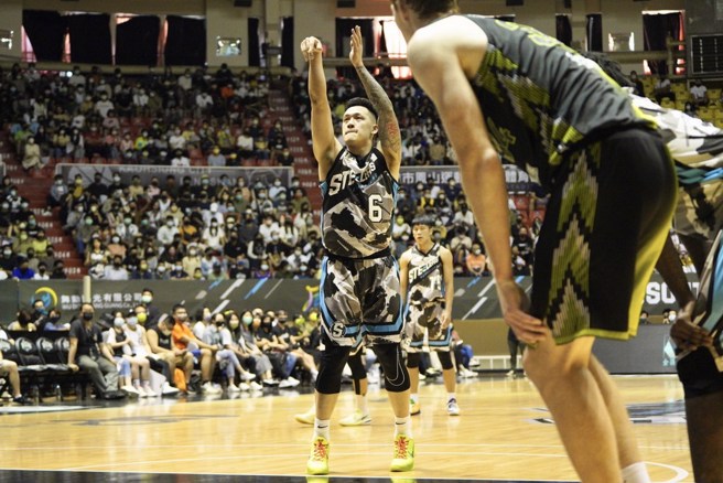 返台效力钢铁人的周仪翔，今天贡献11分、6篮板。(高雄钢铁人提供)