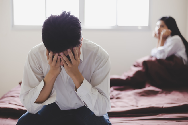 网友说他与女友从不避孕， 2人虽有结婚打算，他仍有些担心对方意外怀孕，女友则每次月经晚来都老神在在，他因此暗自怀疑女友根本隐瞒不孕真相。（示意图/Shutterstock提供）