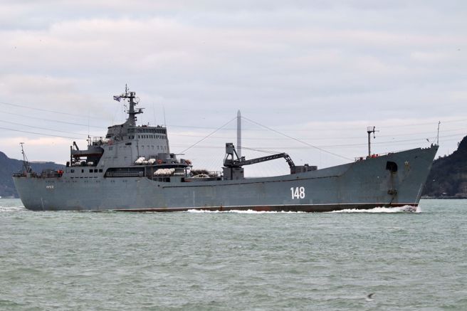 专家表示，根据最新卫星影像，遭乌克兰攻击的俄军「奥斯克号」登陆舰，已确定被「完全摧毁」。（示意图／路透社）