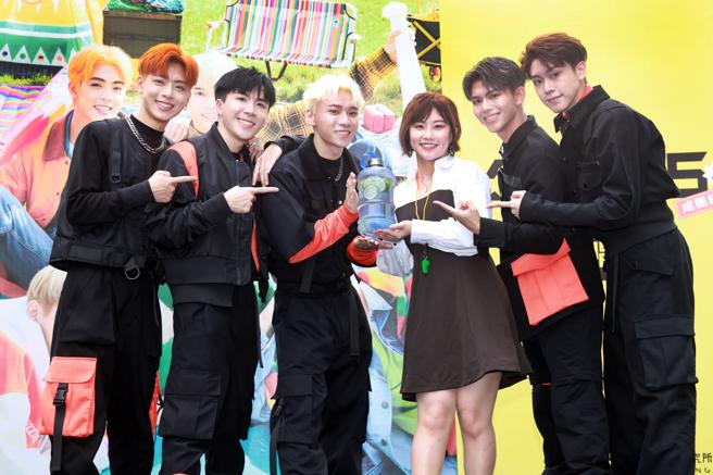 「ALL IN 5」成員裕城（左起）、承恩、哲瑋、傑銘、柏安舉辦簽唱會，邀來焦凡凡（右三）到場助陣。（真星製造研究所提供）