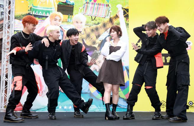 「ALL IN 5」成員裕城（左起）、承恩、哲瑋、傑銘、柏安舉辦簽唱會，邀來焦凡凡（右三）到場助陣。（真星製造研究所提供）