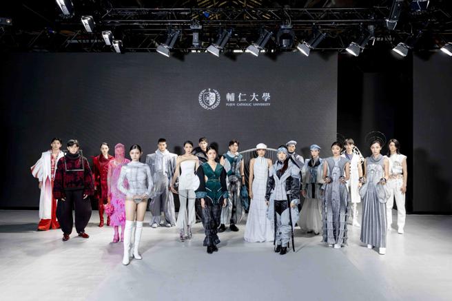 臺北时装周AW22校际展演辅仁大学设计师与走秀模特。（臺北时装周提供）