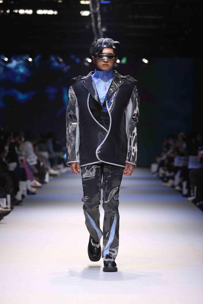 辅仁大学织品服装学系陈佳琳，以「2045的它们」为题，运用具金属质地的布料，呈现具未来感的复制人样貌。（臺北时装周提供）