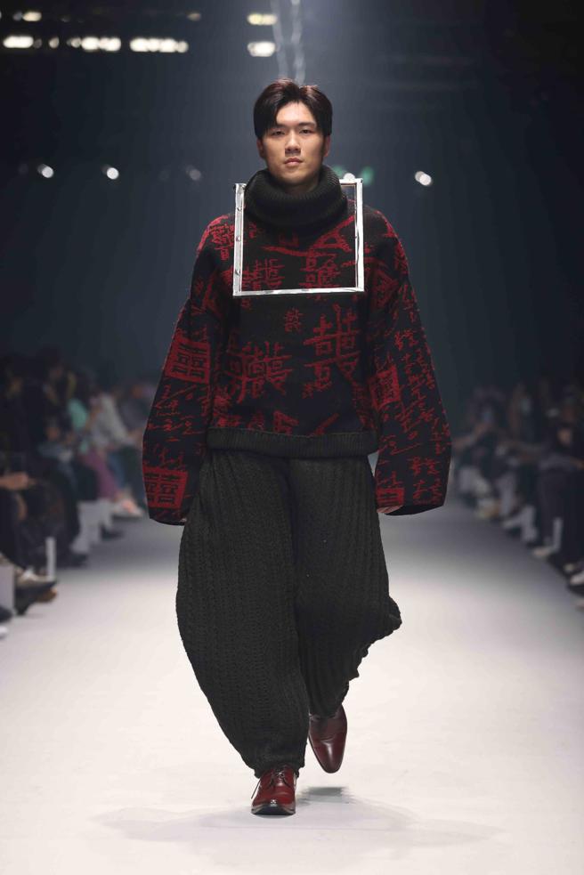 辅仁大学织品服装学系李纪鞍以冥婚为灵感，推出「悲囍奇宴」系列作品。（臺北时装周提供）