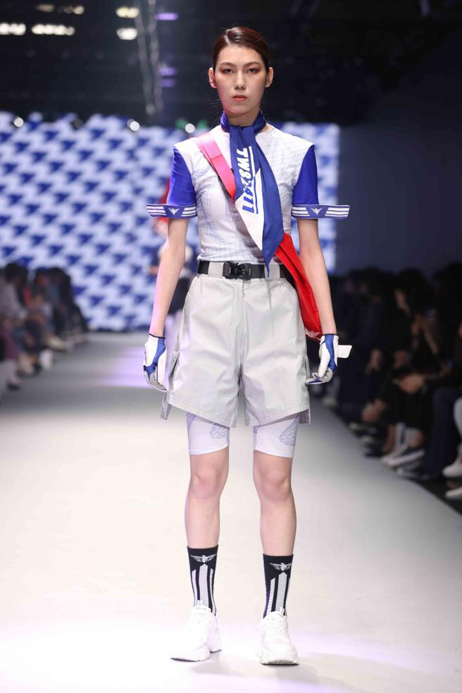 树德科技大学姚孟洁、林郁轩 、简念亭等人，以赛鸽为灵感制作「突危谋赛案」系列作品。（臺北时装周提供）