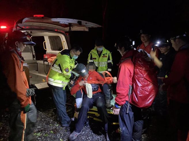 台中市消防局派遣8人前往救援，并以人力背负3个多小时，晚间顺利下撤至登山口。（台中市消防局提供）