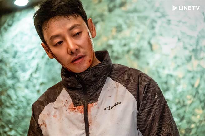 金東旭變身殺人魔，向曾霸凌他的國中同學報復。（LINE TV提供）