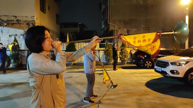 角逐中市大里雾峰区民进党市议员初选的张芬郁，参加新兴宫谒祖进香哨角队团练，架式十足。（张芬郁提供／陈淑芬台中传真）