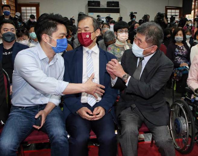 衞福部長陳時中（前右）和立法委員蔣萬安（前左）26日一同出席《如果還有明天》公益串連記者會暨新書分享會，活動開始前兩人相互致意。（趙雙傑攝）