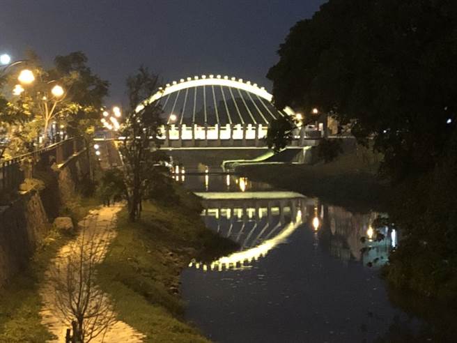 鹿港溪再现风华，1.5公里长的水岸环境焕然一新，夜晚呈现不同的迷人氛围。（彰化县政府提供／谢琼云彰化传真）