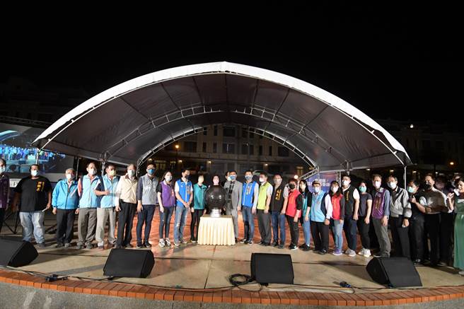 鹿港溪再现风华，打造水岸生态场域，晚间在水中舞台举行点灯仪式。（谢琼云摄）