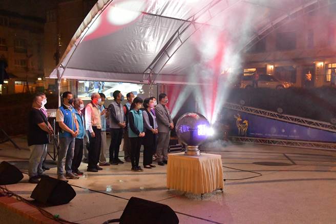 鹿港溪再现风华，打造水岸生态场域，晚间在水中舞台举行点灯仪式。（谢琼云摄）