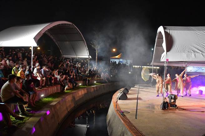 傍晚后雨势间歇，晚间音乐会吸引大批民眾到场聆听。（彰化县政府提供／谢琼云彰化传真）