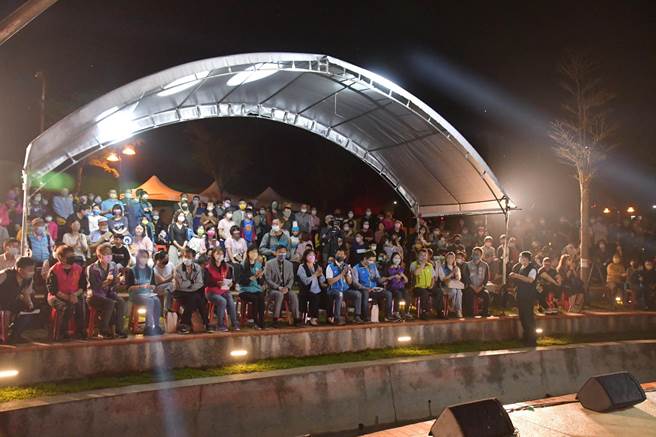 傍晚后雨势间歇，晚间音乐会吸引大批民眾到场聆听。（彰化县政府提供／谢琼云彰化传真）