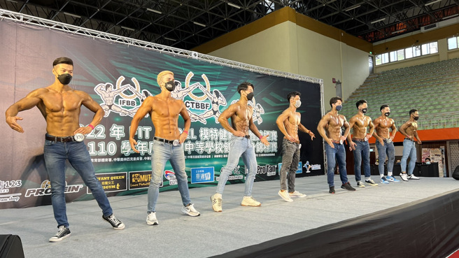 全國性Fitmodel健身模特兒錦標賽參賽者展現訓練成果，搭配牛仔褲勁裝，彷彿拍攝廣告。（中華民國健美健身協會提供）