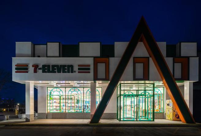 （響應「國際關燈日」，統一超全台有超過6,300家門市，今日晚間破天荒同步關閉招牌燈1小時。圖／統一超提供）