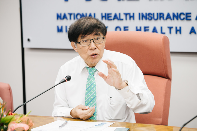 健保署署长李伯璋（如图）指出，国人平均持有2、3张保单，因为商业保险条款常写得「很暧昧」，新药、新医材昂贵，实际给付金额却很少，希望加强商业保险透明化。(资料照，郭吉铨摄)