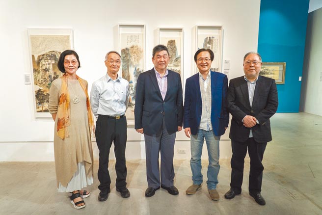 周哲畫展開幕貴賓，設計師丁薇芬（左起）、藝術家黃崇鏗、前文大校長李天任、策展人吳放以及慶堂集團總裁陳金龍合影。     圖／長歌藝術提供