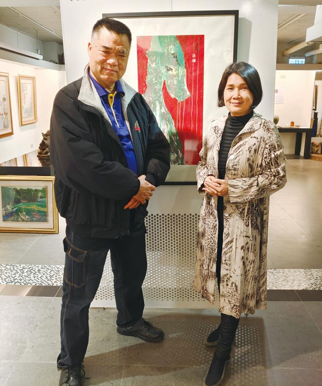 艺术家方草（左）与上古艺术总监陈虹安（右）合影。图／上古艺术提供