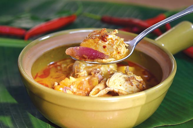 〈玛莎曼咖哩〉被CNN评为「世界50大美食」榜首，〈初泰PIKUL〉厨师用这种咖啡配鸡腿肉成〈玛莎曼咖哩鸡〉。图／姚舜