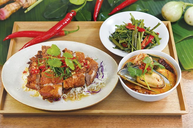 个人化商业套餐，有主菜、米饭、三种小菜，以及饮品（泰式奶茶或咖啡），并另附赠〈黑金虾饼〉。图／姚舜