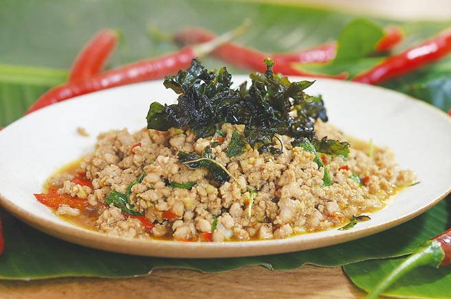 〈打抛猪〉标榜用泰国进口打抛叶炒制，而非九层塔，图为商业套餐分量。图／姚舜