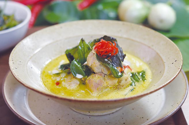 〈绿咖哩鸡〉为主菜的个人套餐，含饭、三种小菜、饮品与〈黑金虾饼〉，只要240元。图／姚舜