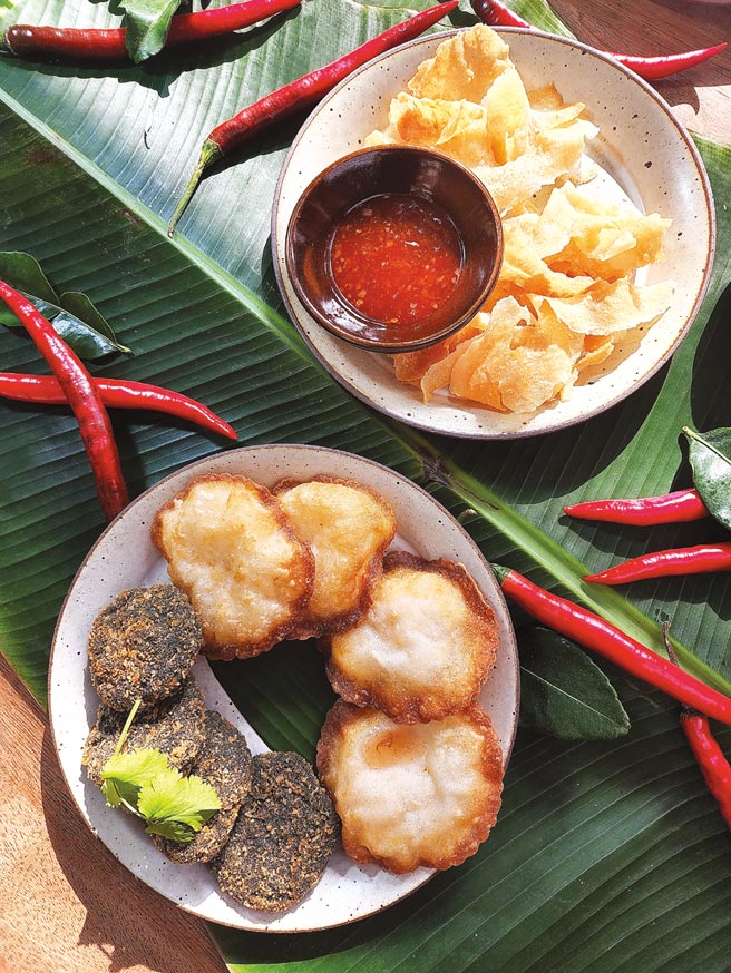 除有黑色的〈黑金虾饼〉（右下），并有用极薄春卷皮包着虾浆入馅的〈月亮虾饼〉。图／姚舜