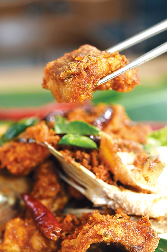 〈酥炸王子鱼〉的鱼肉块表面会撒吸饱红咖哩酱的炸鱼酥增加风味。图／姚舜