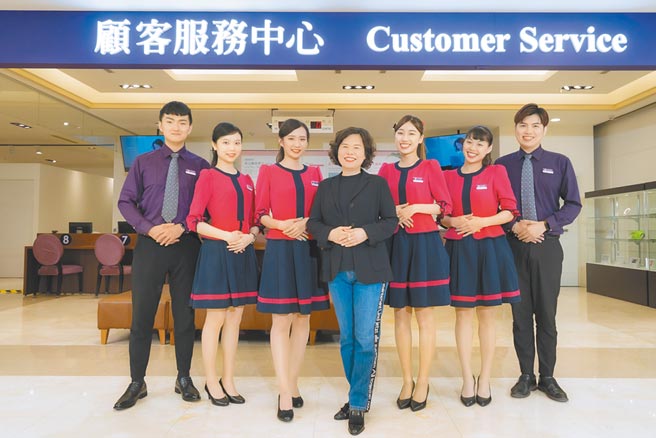 義大世界購物廣場總經理王香完（中）秉持創辦人的服務熱誠和創新精神，打造顧客快樂的購物體驗。圖／義大世界購物廣場