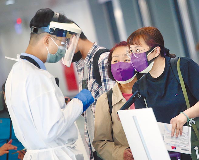 本周新增66例境外移入Omicron个案，多数为东南亚入境，而欧美入境的个案数也有回升趋势。图为防疫人员协助桃机旅客上网登录入境检疫凭证。（范扬光摄）（图中非新闻当事人）