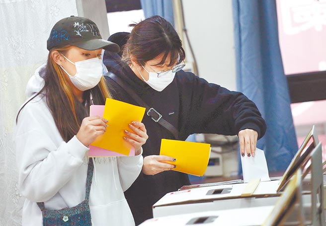 18岁公民权过关，未来高中校园势必成为各政党新战场。图为年轻选民投票。（本报资料照片）