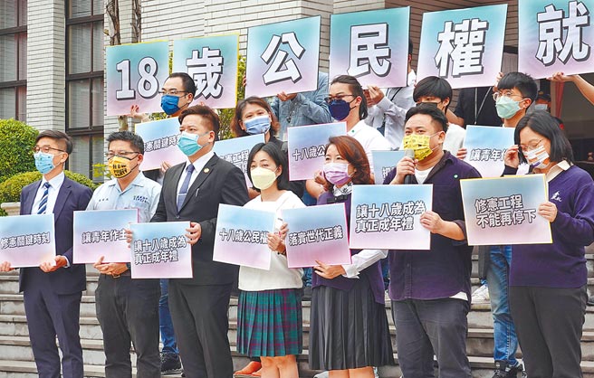 跨党派立委赖香伶（前排右起）、洪申翰、罗美玲、王婉谕、邱臣远、邱显智、锺佳滨25日在议场门口举行「18岁公民权就是现在」记者会，呼吁各党共同支持，让18岁公民权修宪案顺利通过表决，送交公民复决。（姚志平摄）