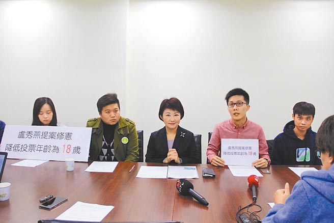 立院表決通過18歲公民權修憲案，台中市長盧秀燕（中）2014年擔任立委時，已提出「降低投票年齡為18歲」修憲案，她說，立院通過修憲案，終於符合社會期待。（摘自盧秀燕臉書／盧金足台中傳真）