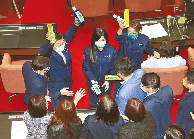 立法院25日院会处理18岁公民权修宪案，民进党立委管碧玲发言时指国民党是少数暴力，引发国民党立委抗议，党团总召曾铭宗（左二起）、万美玲，吴怡玎拿着漱口水与牙膏到管的座位前，要她把嘴洗乾净。（姚志平摄）