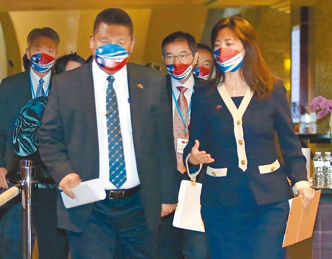 外交部25日在台北遠東飯店舉行馬紹爾群島共和國柯布亞總統來台國是訪問成果記者會，馬紹爾群島共和國外交暨貿易部長粘瑞(Hon. Casten N. Nemra)（前左）代表出席並在外交部發言人歐江安（前右）陪同下進場，和媒體分享此行成果。（趙雙傑攝）