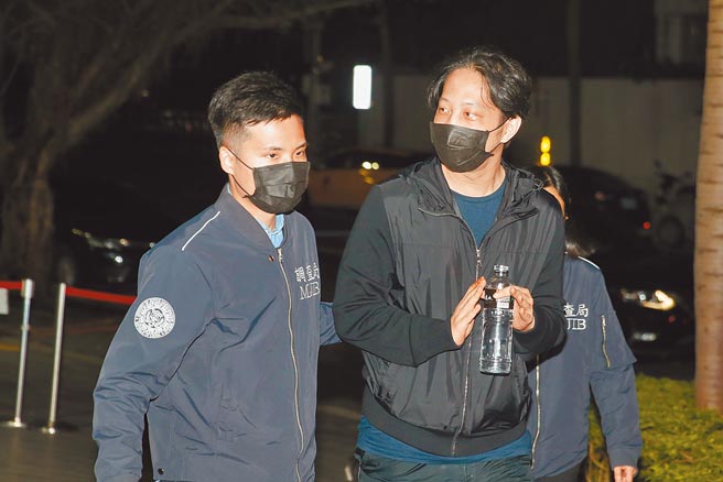 「街口支付」董事长胡亦嘉（右）涉嫌《刑法》背信罪，台北地检署指挥调查局北部地区机动工作站兵分8处搜索，25日移送台北地检署复讯。（杜宜谙摄）