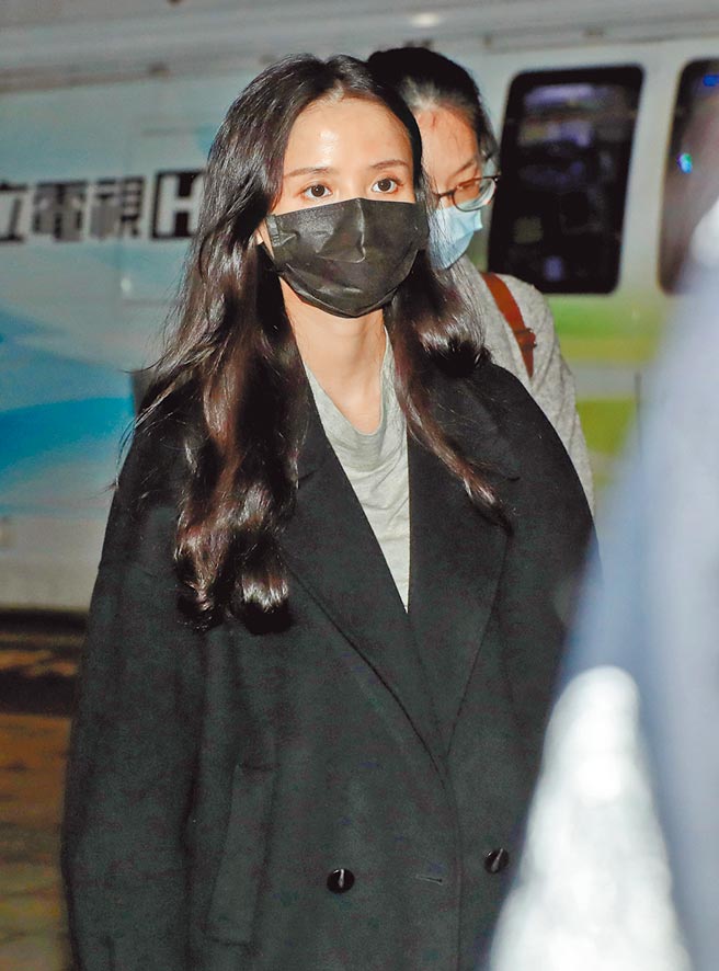 「街口支付」董事长胡亦嘉涉嫌《刑法》背信罪，台北地检署指挥调查局北部地区机动工作站兵分8处搜索，25日移送台北地检署复讯，胡妻庄郁琳（见图）则50万元交保。（郑任南摄）