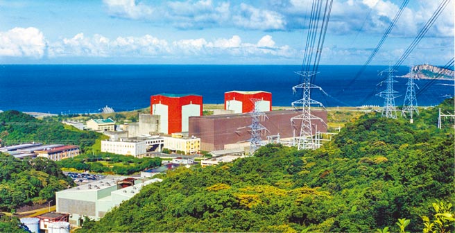 核二厂2号机2月26日起进行期末大修作业，原本预估工期40天，因日前大停电、供电吃紧，决定2号机提前上阵。图为核二厂。（台电公司提供）