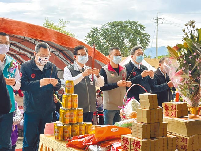 桃園市長鄭文燦25日出席111年八德生命紀念館及大安公墓春祭大典，認為邀請卡寫祝壽是忙中有錯。（陳夢茹攝）