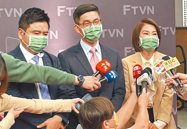 民进党屏东县长初选政见会，立委周春米（右起）、锺佳滨及庄瑞雄3人皆表示，选后没有分裂问题。（翻摄画面／林和生屏东传真）