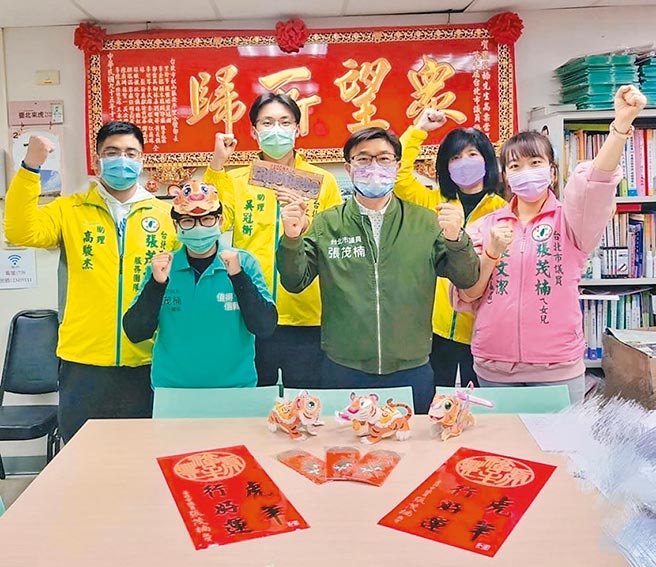 北市議員張茂楠（右三）將交棒給女兒張文潔（右一）。（摘自張茂楠臉書）