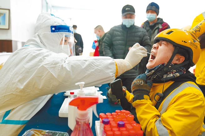 中国疾控中心流行病学首席专家吴尊友强调，新冠肺炎不是「大号流感」，Omicron造成的死亡总数与社会危害，并没有因此而减轻。图为大陆黑龙江哈尔滨市的外卖员在接受核酸检测。（新华社）