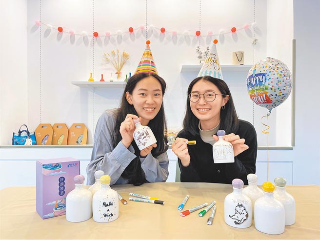 鶯歌陶瓷博物館去年與三鶯在地業者合作，打造「許願琴酒」，首波480瓶一推出即秒殺，今年為配合三峽綠茶季，館方再度加碼推出250瓶。（蔡雯如攝）（飲酒過量有害健康）