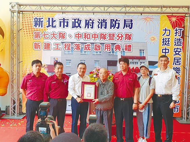 新北市义消总队第七大队创团团长许一雄2021年捐赠1辆高顶救护车给消防局回馈乡里。（叶书宏摄）