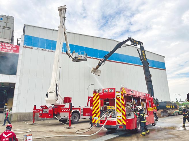桃园市消防局25日于八德区好食在低温物流中心办理抢救演练。（陈梦茹摄）