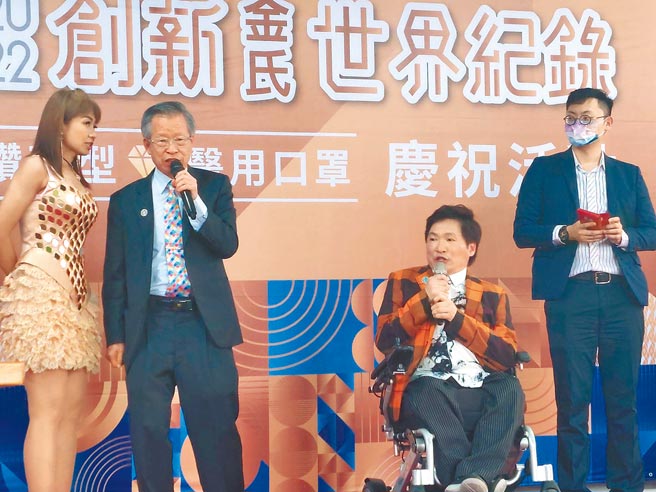 旺旺爱心公益演唱会，25日至田中口罩观光工厂演出，台语歌手「番鸭王」蔡义德（右二）邀请华新医材董事长郑永柱（左二）上台合唱。（谢琼云摄）